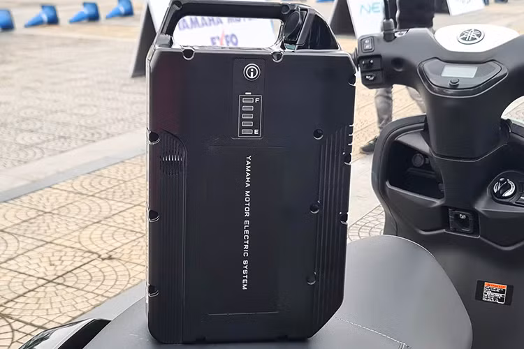 Yamaha NEO'S sử dụng động cơ điện không chổi than làm mát bằng không khí, truyền động trực tiếp êm ái, đồng thời giảm thiểu mất mát động năng. Động cơ điện này được phát triển đặc biệt để tạo ra mô-men xoắn cao ở dải vòng tua thấp giúp xe di chuyển mượt mà.