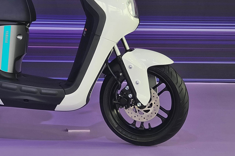 Phía sau được áp dụng công nghệ mới để giảm thiểu sự tiêu hao động năng, giúp tiết kiệm pin. Ngoài ra, Yamaha NEO'S trang bị động cơ điện YIPU thế hệ thứ 2 được thiết kế độc quyền cho các mẫu xe trước đây như Passol và EC-03.