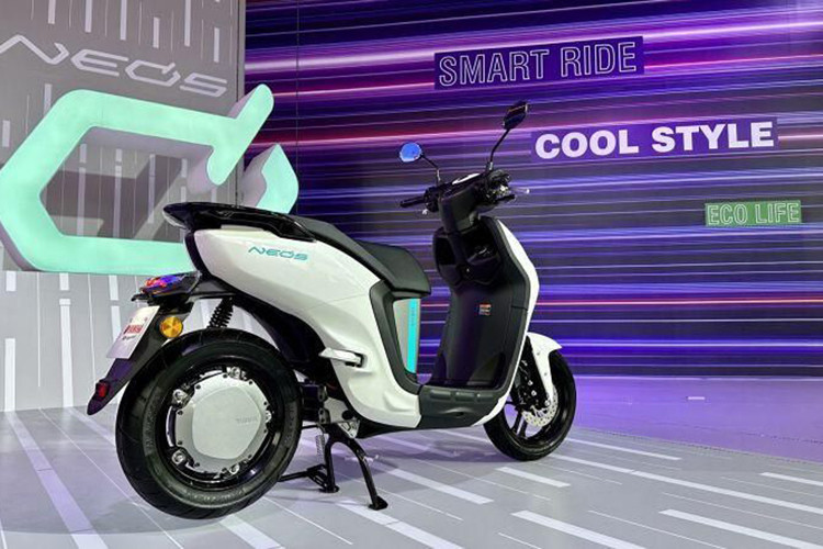 Hệ thống giảm xóc trước và sau cùng với sự cân bằng của các thông số kích thước của xe giúp mang lại một cảm giác lái thoải mái và tự nhiên. Vành xe trước dạng nhôm đúc 10 chấu, vành sau được áp dụng công nghệ đặc biệt đúc nhôm áp suất thấp.