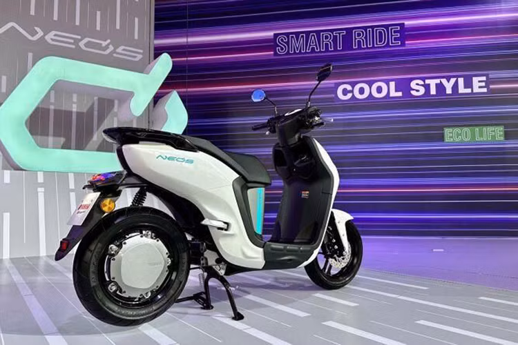 Hệ thống giảm xóc trước và sau cùng với sự cân bằng của các thông số kích thước của xe giúp mang lại một cảm giác lái thoải mái và tự nhiên. Vành xe trước dạng nhôm đúc 10 chấu, vành sau được áp dụng công nghệ đặc biệt đúc nhôm áp suất thấp.