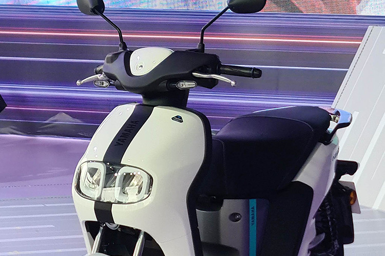 Bên cạnh đó, thiết kế của mẫu xe máy điện cũng thừa hưởng những nét đơn giản và thanh lịch của mẫu xe xăng NEO'S 50cc thế hệ trước. Thiết kế công thái học theo chiều dọc ôm lấy người lái được kết hợp một cách hoàn hảo với thiết kế cơ học theo chiều ngang ôm lấy hệ thống pin và hệ thống giảm xóc.