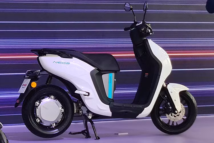 Yamaha NEO'S 2023 chạy điện nằm ở phân khúc cỡ nhỏ dành cho đô thị và định vị chủ yếu vào nhóm khách hàng nữ giới sinh sống tại các vùng đô thị. Yamaha NEO'S có kiểu dáng dựa trên nền tảng thiết kế Jin-ki Kanno từng xuất hiện trên mẫu concept MOTOROiD.