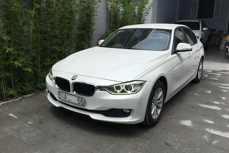 Chiếc xe sang BMW 320i cũ đời 2012 này hiện được chủ nhân tại TP HCM rao bán trên diễn đàn xe cũ thuộc phiên bản nâng cấp với một số thay đổi nhỏ so với thế hệ trước đó. Thời điểm 2012, xe được Euro Auto phân phối chính hãng với giá khoảng hơn 60.000 USD (tương đương gần 1,4 tỷ đồng - đã bao gồm thuế VAT).