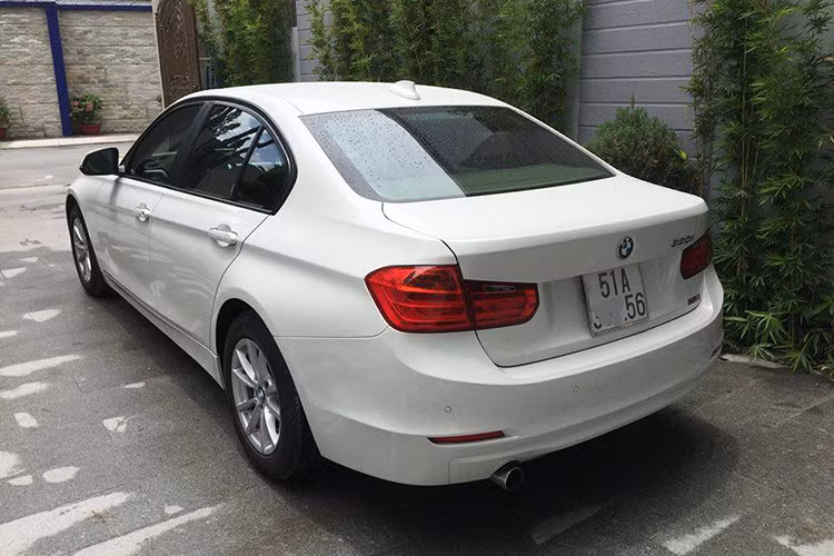 BMW 320i cũng được trang bị hệ thống Driving Experience Control. Ngoài 3 chế độ cơ bản là Comfort, Sport và Sport+ , còn có một chế độ được cài đặt thêm là Eco Pro, chế độ này có thể giảm mức tiêu thụ nhiên liệu lên đến 20% (theo công bố của nhà sản xuát vào thời điểm đó).