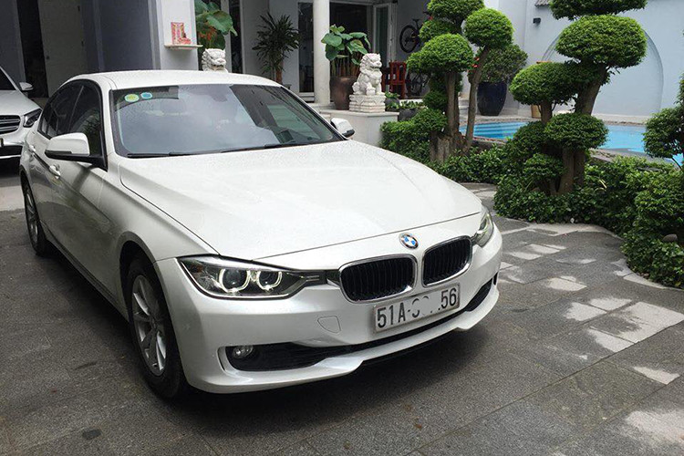 Mâm trang bị cho BMW 320i là loại 5 chấu kép làm từ hợp kim, đèn hậu được nâng cấp lên với công nghệ LED, hệ thống ống xả đơn đặt bên trái. Là phiên bản nâng cấp cho năm 2012 nên mẫu BMW 320i này đã được hãng xe hơi Đức trang bị cho một số công nghệ hiện đại mà nhiều mẫu xe tầm trung mới ở thời điểm này vẫn còn phải mơ ước.