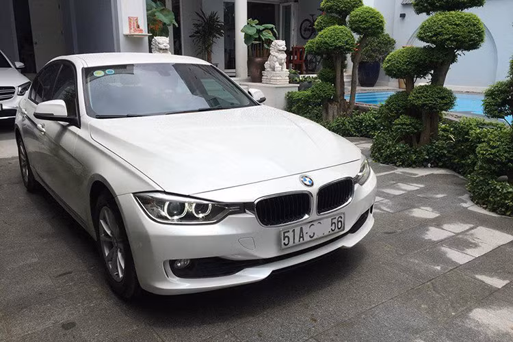 Mâm trang bị cho BMW 320i là loại 5 chấu kép làm từ hợp kim, đèn hậu được nâng cấp lên với công nghệ LED, hệ thống ống xả đơn đặt bên trái. Là phiên bản nâng cấp cho năm 2012 nên mẫu BMW 320i này đã được hãng xe hơi Đức trang bị cho một số công nghệ hiện đại mà nhiều mẫu xe tầm trung mới ở thời điểm này vẫn còn phải mơ ước.