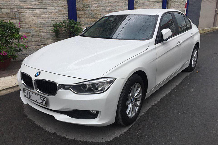 Tại thị trường Việt Nam hiện nay, sau khi về tay tập đoàn Thaco, giá bán của một số mẫu xe BMW giảm khá mạnh trong đó có mẫu 320i. Khi được Euro Auto phân phối, gía xe BMW 320i từ 1,525 – 1,6 tỷ đồng, tuy nhiên hiện tại, giá xe chỉ còn 1,319 – 1,509 tỷ đồng, giảm tới 221 triệu đồng.