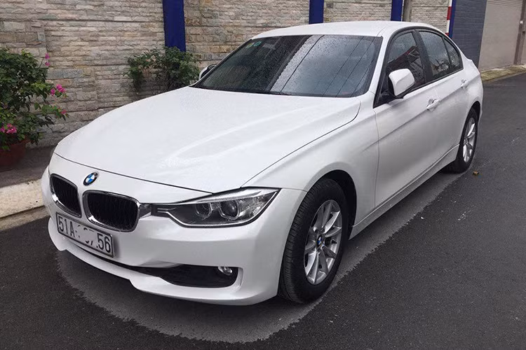 Tại thị trường Việt Nam hiện nay, sau khi về tay tập đoàn Thaco, giá bán của một số mẫu xe BMW giảm khá mạnh trong đó có mẫu 320i. Khi được Euro Auto phân phối, gía xe BMW 320i từ 1,525 – 1,6 tỷ đồng, tuy nhiên hiện tại, giá xe chỉ còn 1,319 – 1,509 tỷ đồng, giảm tới 221 triệu đồng.