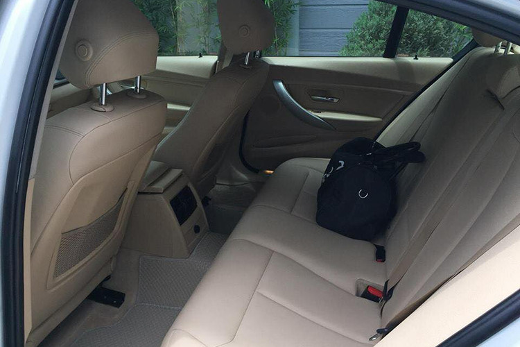 BMW 320i được trang bị động cơ 2.0 lít I4, công suất 135 kW (184 mã lực) tại 5.000 vòng/phút, mô-men xoắn 270 Nm tại 1.250-4.500 vòng phút. Động cơ này đi kèm với hộp số tự động 8 cấp, giúp xe có thể tăng tốc từ 0-100km/h trong vòng 7,6 giây, trước khi đạt tốc độ tối đa 235 km/h. Xe có mức tiêu thụ nhiên liệu 5,9 lít/100km cùng lượng khí thải CO2 139g/km.