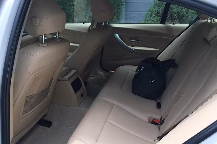 BMW 320i được trang bị động cơ 2.0 lít I4, công suất 135 kW (184 mã lực) tại 5.000 vòng/phút, mô-men xoắn 270 Nm tại 1.250-4.500 vòng phút. Động cơ này đi kèm với hộp số tự động 8 cấp, giúp xe có thể tăng tốc từ 0-100km/h trong vòng 7,6 giây, trước khi đạt tốc độ tối đa 235 km/h. Xe có mức tiêu thụ nhiên liệu 5,9 lít/100km cùng lượng khí thải CO2 139g/km.