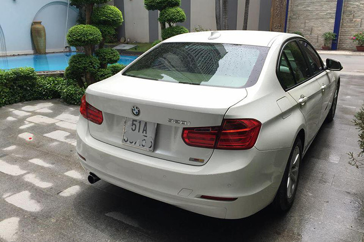 Về diện mạo bên ngoài, thiết kế của 3-Series phiên bản 2012 có nhiều nét tương đồng với các bậc đàn anh thuộc series 5, 6 và 7 thời điểm đó. Thay đổi dễ nhận thấy nhất so với các đàn anh là phần đầu xe với lưới tản nhiệt nằm thấp hơn đèn pha một chút mang lại vẻ hài hoà chung cho thiết kế.