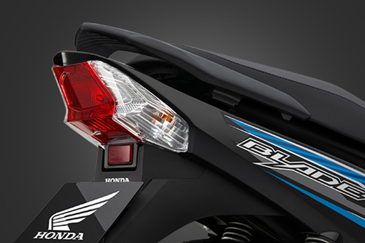 Ngoài tem xe mới, Honda Việt Nam cũng bổ sung thêm màu xanh cho phiên bản Tiêu chuẩn, nâng tùy chọn màu của phiên bản này lên thành con số 3, bên cạnh hai màu sắc hiện có là đỏ và đen. Các chi tiết khác không có gì thay đổi so với bản hiện tại đang bán ra.