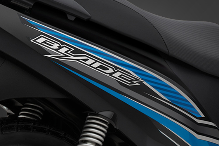 Tem xe bản Honda Blade 110 tiêu chuẩn chứa các đường nét sắc sảo, vươn dài và phủ trên thân xe, trong khi đó bản Thể thao mang đến sự độc đáo với chữ Race nổi bật. 