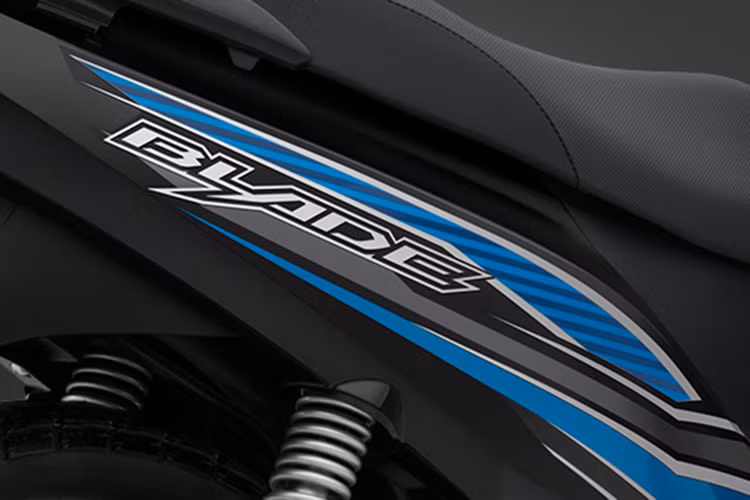 Tem xe bản Honda Blade 110 tiêu chuẩn chứa các đường nét sắc sảo, vươn dài và phủ trên thân xe, trong khi đó bản Thể thao mang đến sự độc đáo với chữ Race nổi bật. 