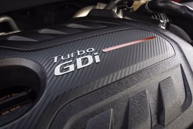 Về động cơ của xe, Kia cho biết xe sẽ có hai tùy chọn động cơ bao gồm 2.4L GDI cho ra công suất 181 mã lực và 237 Nm mô-men xoắn. Động cơ thứ 2 là loại 2.0 GDI có tăng áp cho ra công suất 240 mã lực và mô-men xoắn 353 Nm.