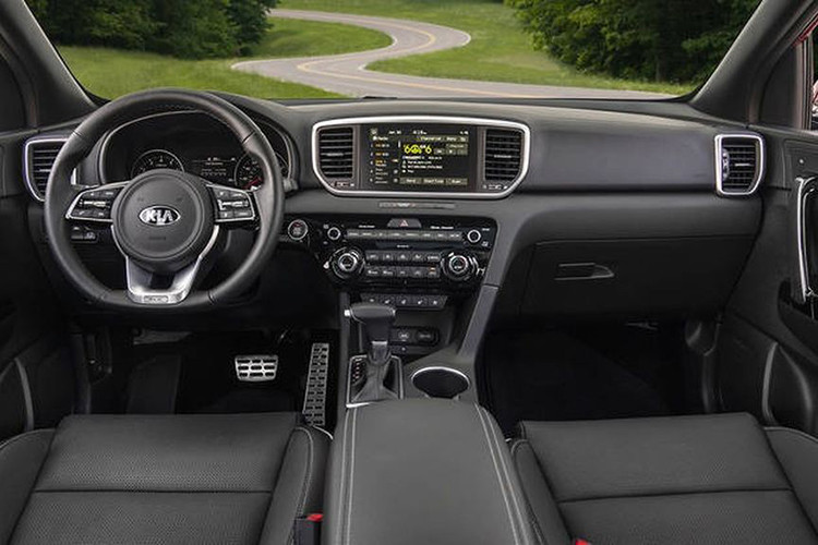 Nội thất xe có sự đổi mới với màn hình thông tin 8 inch (tương thích Apple CarPlay và Android Auto). Bên cạnh đó, Kia bổ sung vào trang bị tùy chọn là đế sạc điện thoại không dây và bọc giả da Sofino cho ghế ngồi. Ngoài ra, vô-lăng được chỉnh sửa nhẹ, tích hợp hệ thống điều khiển HVAC.