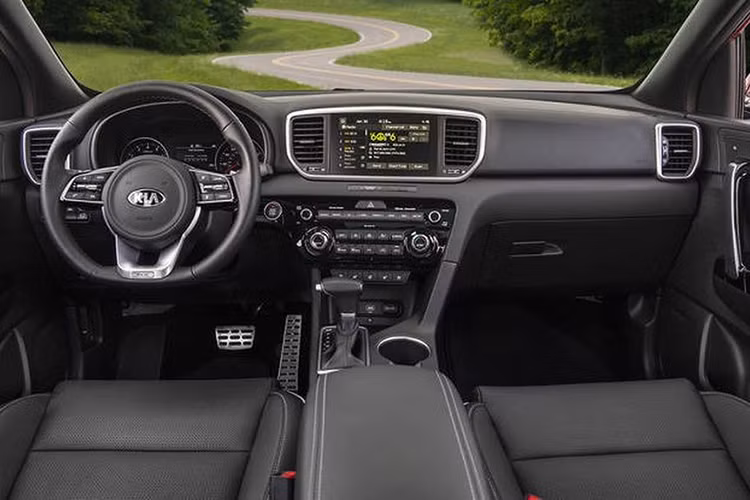 Nội thất xe có sự đổi mới với màn hình thông tin 8 inch (tương thích Apple CarPlay và Android Auto). Bên cạnh đó, Kia bổ sung vào trang bị tùy chọn là đế sạc điện thoại không dây và bọc giả da Sofino cho ghế ngồi. Ngoài ra, vô-lăng được chỉnh sửa nhẹ, tích hợp hệ thống điều khiển HVAC.