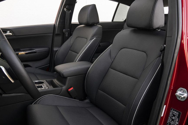 Ở phiên bản 2020, Sportage nâng cấp tính an toàn với hàng loạt công nghệ như cảnh báo tài xế lái xe mất tập trung, hỗ trợ giữ làn đường, cảnh báo va chạm trước và đèn pha thích ứng, điều khiển hành trình thông minh với tính năng Start&amp;Stop.