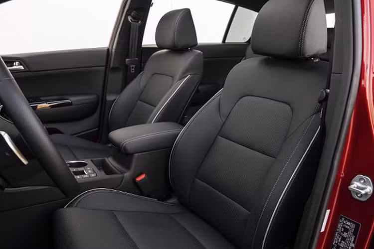 Ở phiên bản 2020, Sportage nâng cấp tính an toàn với hàng loạt công nghệ như cảnh báo tài xế lái xe mất tập trung, hỗ trợ giữ làn đường, cảnh báo va chạm trước và đèn pha thích ứng, điều khiển hành trình thông minh với tính năng Start&amp;Stop.