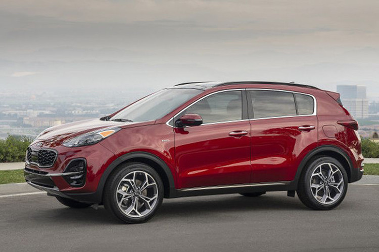 Có lẽ bộ phận thiết kế của hãng xe ôtô Kia đã lấy cảm hứng từ những mẫu xe hạng sang như Audi A8 hay Porsche Cayenne khi cụm đèn hậu được nối liền, cùng cản sau cũng tạo hình trông vững chãi hơn. Ở phiên bản này, khách hàng có thêm một lựa chọn về màu sắc khi hãng xe xứ Hàn tung ra màu xám kim loại Steel Grey.