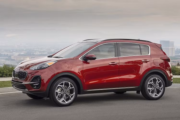 Có lẽ bộ phận thiết kế của hãng xe ôtô Kia đã lấy cảm hứng từ những mẫu xe hạng sang như Audi A8 hay Porsche Cayenne khi cụm đèn hậu được nối liền, cùng cản sau cũng tạo hình trông vững chãi hơn. Ở phiên bản này, khách hàng có thêm một lựa chọn về màu sắc khi hãng xe xứ Hàn tung ra màu xám kim loại Steel Grey.