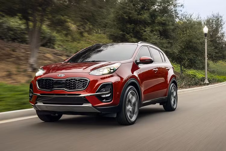 Chiếc crossover đô thị Kia Sportage là “đứa con cưng” của hãng xe hơi xứ Kim Chi trong năm vừa qua với 501.367 chiếc được bán ra. Phiên bản 2020 của Sportage chỉ là bản nâng cấp vòng đời, thế nhưng nó vẫn được nâng cao về thiết kế, trang bị và công nghệ an toàn. Hiện phiên bản 2020 của Kia đang có mặt tại Triển lãm Chicago Auto Show 2019 (Mỹ).