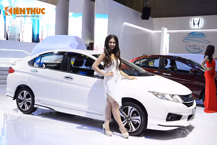 Tại triển lãm lần này, ngoài phiên bản tiêu chuẩn của mẫu xe thành thị City, Honda Việt Nam còn giới thiệu đến các khách hàng phiên bản City Modulo trẻ trung và ấn tượng.