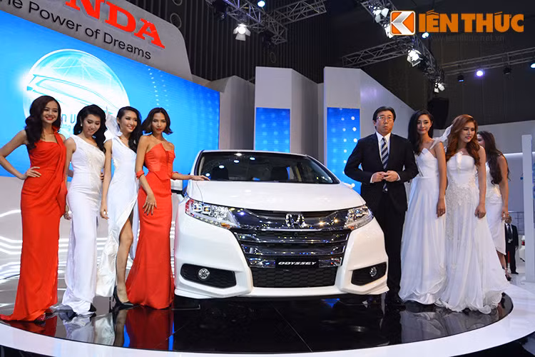 Tâm điểm của gian hàng Honda tại Triển lãm ôtô Việt Nam 2015 (VMS) là sự xuất hiện của Odyssey, mẫu xe đa dụng cao cấp mới nhật của hãng được nhập khẩu nguyên chiếc từ Nhật Bản.