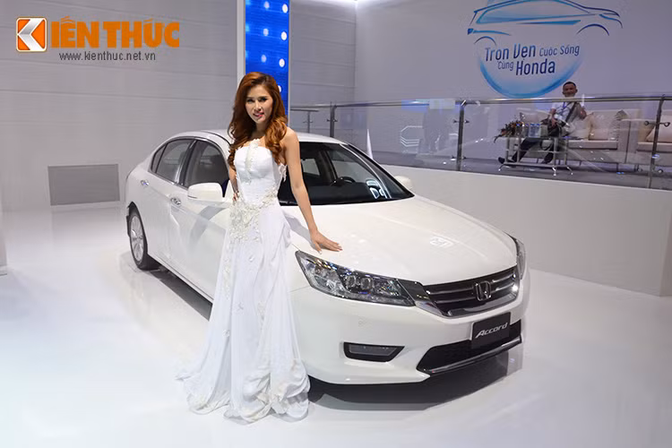 Có mặt Tại VMS 2015, mặc dù thêm nhiều trang bị, tiện ích mới, nhưng mẫu sedan hạng trung cao cấp Honda Accord 2015 vẫn giữ nguyên mức giá 1,47 tỷ đồng (đã bao gồm VAT). Nó vẫn thừa hưởng những tính năng đột phá của Accord thế hệ thứ 9.