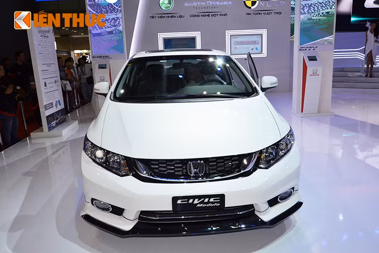 Bên cạnh đó, phiên bản Civic Modulo cũng đã góp mặt. Nó không chỉ thừa hưởng những ưu điểm của Civic 2015 mà còn trở lên ấn tượng hơn với bộ phụ kiện thể thao Modulo.