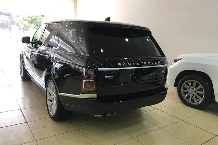 Thiết lập hybrid này giúp SUV cỡ lớn có thể chạy nước rút từ 0 – 96 km/h trong 6,4 giây, đồng thời cung cấp cho xe khả năng chạy điện hoàn toàn trong khoảng cách 31 km. Xe được trang bị sạc ổ sạc điện ngay trên lưới tản nhiệt.