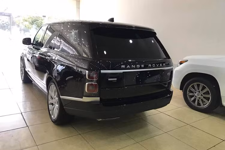 Thiết lập hybrid này giúp SUV cỡ lớn có thể chạy nước rút từ 0 – 96 km/h trong 6,4 giây, đồng thời cung cấp cho xe khả năng chạy điện hoàn toàn trong khoảng cách 31 km. Xe được trang bị sạc ổ sạc điện ngay trên lưới tản nhiệt.