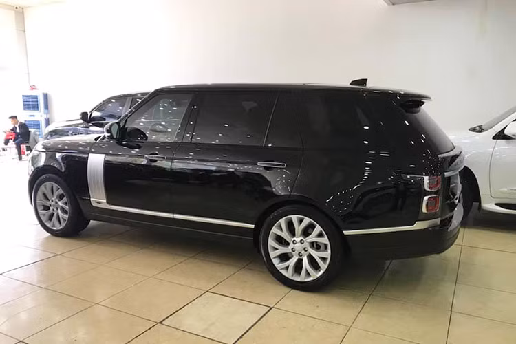 Ngoài sự khác biệt của khối động cơ, Range Rover LWB P400E 2019 mới vẫncó thiết kế tương tự những người anh em khác. Do thuộc bản trục cơ sở kéo dài nên chiều dài trục cơ sở của xe lớn hơn bản tiêu chuẩn khoảng 200mm chủ yếu giúp gia tăng không gian cho khoang sau.