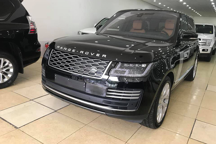  SUV hạng sang Range Rover Autobiography LWB P400E 2019 được xem là mẫu xe thân thiện với môi trường và tiết kiệm nhiên liệu bậc nhất trong gia đình nhà Land Rover. Chiếc Range Rover Autobiography LWB P400E 2019 mới này được nhập khẩu về một đại lý tư nhân tại Việt Nam theo đơn đặt trước của khách hàng.