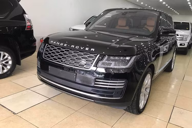  SUV hạng sang Range Rover Autobiography LWB P400E 2019 được xem là mẫu xe thân thiện với môi trường và tiết kiệm nhiên liệu bậc nhất trong gia đình nhà Land Rover. Chiếc Range Rover Autobiography LWB P400E 2019 mới này được nhập khẩu về một đại lý tư nhân tại Việt Nam theo đơn đặt trước của khách hàng.