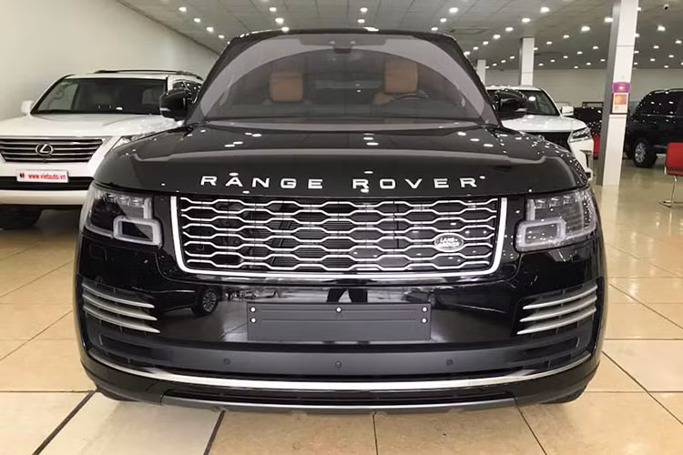 Range Rover Autobiography LWB P400E sở hữu thiết kế tương tự những người anh em còn lại của dòng sản phẩm của hãng xe sang Anh quốc. Xe sở hữu lưới tản nhiệt thiết kế mới, đèn pha LED hiện đại, cản trước tinh tế hơn so với người tiền nhiệm ra mắt trước đây.