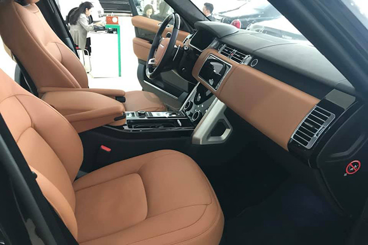 Một số tiện nghi đáng chú ý khác trên xe gồm có các đệm ghế mở rộng hơn và có thể trượt lên / xuống trong phạm vi lớn hơn, tích hợp thêm chỉnh điện 24 hướng, nhiều khe cắm USB, cổng HDIM và ổ sạc 12V. Ngoài ra, xe còn được lắp đặt một bộ phát wifi 4G hỗ trợ tới 8 thiết bị cùng lúc.