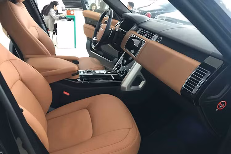 Một số tiện nghi đáng chú ý khác trên xe gồm có các đệm ghế mở rộng hơn và có thể trượt lên / xuống trong phạm vi lớn hơn, tích hợp thêm chỉnh điện 24 hướng, nhiều khe cắm USB, cổng HDIM và ổ sạc 12V. Ngoài ra, xe còn được lắp đặt một bộ phát wifi 4G hỗ trợ tới 8 thiết bị cùng lúc.