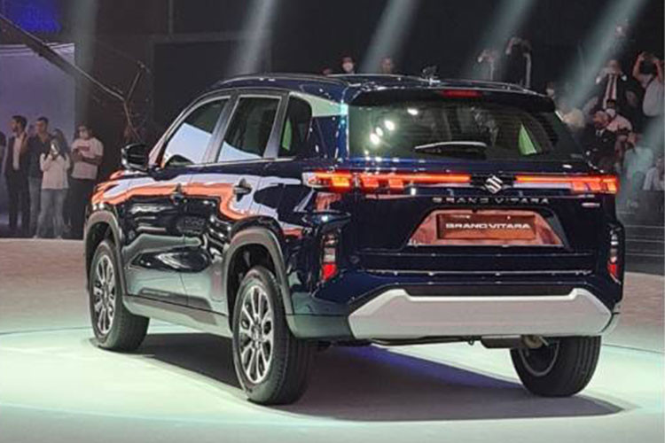 Đằng sau xe ấn tượng với cụm đèn hậu thanh mảnh, nằm vắt ngang đuôi xe. Tạo hình bên trong đèn hậu là những dải đèn nhỏ nằm ngang, xếp thành 3 cột mỗi bên. Thêm vào đó là cột đèn nằm dọc ở hai góc đuôi xe và tấm ốp cỡ lớn trên cản sau. Xe sở hữu vòm bánh "cơ bắp", đường vai xe chếch lên ở cột C và bộ vành hợp kim 6 chấu kép.