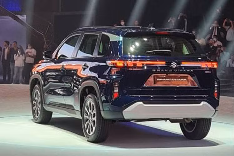 Đằng sau xe ấn tượng với cụm đèn hậu thanh mảnh, nằm vắt ngang đuôi xe. Tạo hình bên trong đèn hậu là những dải đèn nhỏ nằm ngang, xếp thành 3 cột mỗi bên. Thêm vào đó là cột đèn nằm dọc ở hai góc đuôi xe và tấm ốp cỡ lớn trên cản sau. Xe sở hữu vòm bánh "cơ bắp", đường vai xe chếch lên ở cột C và bộ vành hợp kim 6 chấu kép.