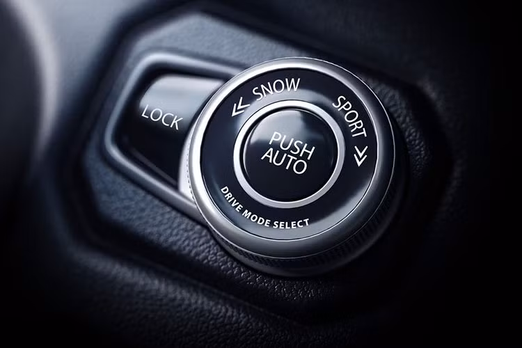 Tùy chọn động cơ thứ hai của Suzuki Grand Vitara 2022 là hệ truyền động Hybrid với máy xăng Atkinson Cycle 4 xi-lanh, dung tích 1.5L, sản sinh công suất tối đa 92 mã lực và mô-men xoắn cực đại 122 Nm. Động cơ kết hợp với mô-tơ điện có sức mạnh tương ứng là 79 mã lực và 141 Nm cùng hộp số e-CVT.