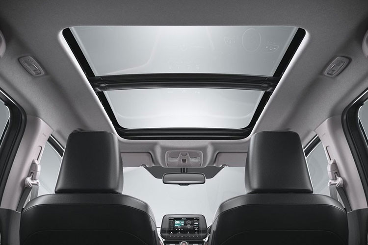 Kết hợp với hộp số sàn 5 cấp hoặc tự động 6 cấp đi kèm lẫy chuyển số sau vô lăng, hệ truyền động này tạo ra công suất tối đa 103 mã lực và mô-men xoắn cực đại 107 Nm.