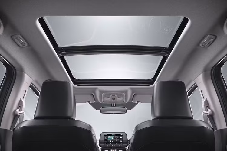 Kết hợp với hộp số sàn 5 cấp hoặc tự động 6 cấp đi kèm lẫy chuyển số sau vô lăng, hệ truyền động này tạo ra công suất tối đa 103 mã lực và mô-men xoắn cực đại 107 Nm.