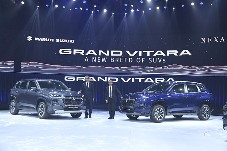 Công suất kết hợp của hệ truyền động Hybrid này là 114 mã lực. Nhờ đó, Suzuki Grand Vitara 2022 có thể chạy 25 km mà không cần dùng động cơ xăng và chỉ tiêu thụ lượng nhiên liệu trung bình 27,97 km/lít (3,57 lít/100 km). Đáng tiếc là hiện giá xe Suzuki Grand Vitara 2022 vẫn chưa được công bố.