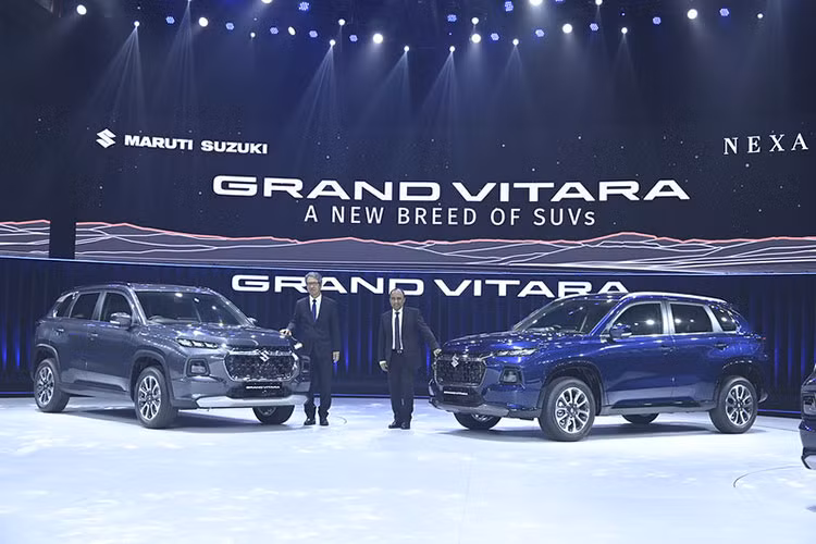 Công suất kết hợp của hệ truyền động Hybrid này là 114 mã lực. Nhờ đó, Suzuki Grand Vitara 2022 có thể chạy 25 km mà không cần dùng động cơ xăng và chỉ tiêu thụ lượng nhiên liệu trung bình 27,97 km/lít (3,57 lít/100 km). Đáng tiếc là hiện giá xe Suzuki Grand Vitara 2022 vẫn chưa được công bố.