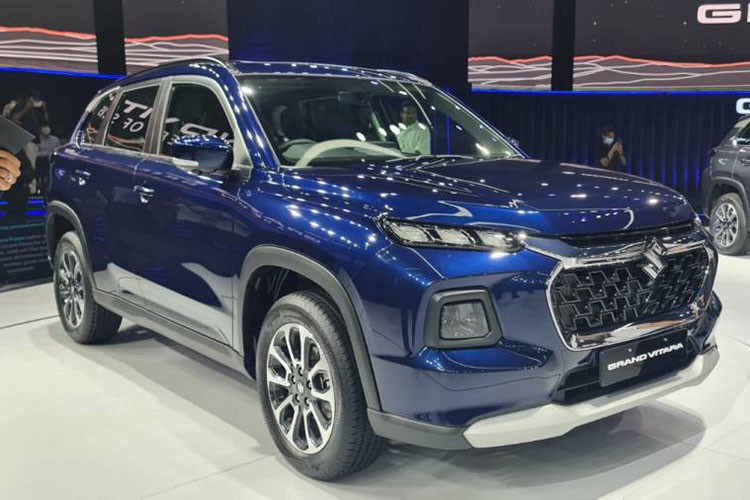 Được phát triển dựa trên cơ sở gầm bệ Global C của Suzuki, Grand Vitara 2022 sở hữu chiều dài 4.345 mm, chiều rộng 1.795 mm, chiều cao 1.645 mm và chiều dài cơ sở 2.600 mm. So với những mẫu SUV hạng B cùng phân khúc như Kia Seltos hay Hyundai Creta, Suzuki Grand Vitara 2022 có chiều dài cơ sở chỉ ngắn hơn đúng 10 mm. 