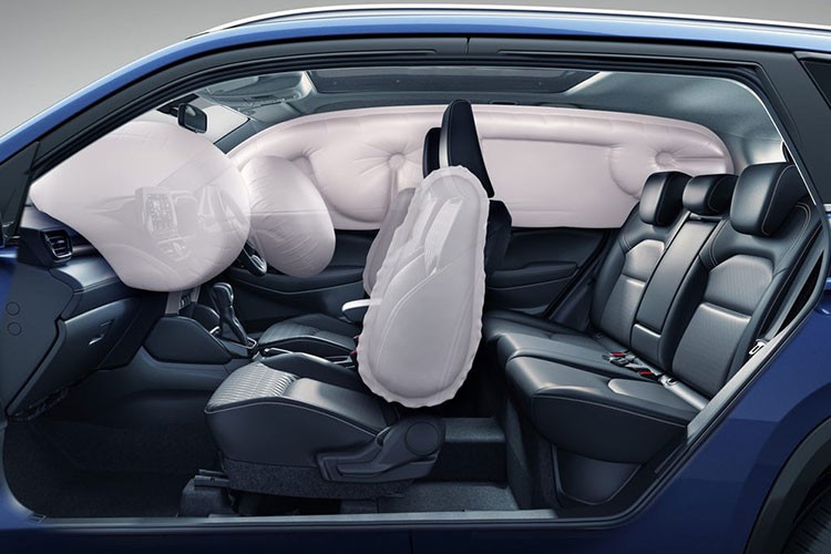 Đặc biệt, hệ truyền động Smart Hybrid của Suzuki Grand Vitara 2022 có thể kết hợp với công nghệ dẫn động 1 cầu hoặc 2 cầu All-Grip AWD. Ở phiên bản All-Grip AWD, xe có 4 chế độ lái là Auto, Sport, Snow và Lock, chọn qua núm xoay trên cụm điều khiển trung tâm.