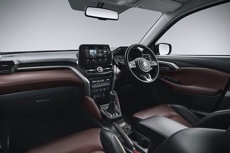 Bên trong xe, Suzuki Grand Vitara 2022 được bọc bằng chất liệu giả da màu đen phối những điểm nhấn màu vàng champagne hoặc đỏ Bordeaux phối bạc. Không ngạc nhiên khi mẫu xe này dùng chung một số trang bị nội thất với Toyota Urban Cruiser Hyryder như vô lăng, nút chỉnh điều hòa, cửa gió và các nút chỉnh cửa sổ.