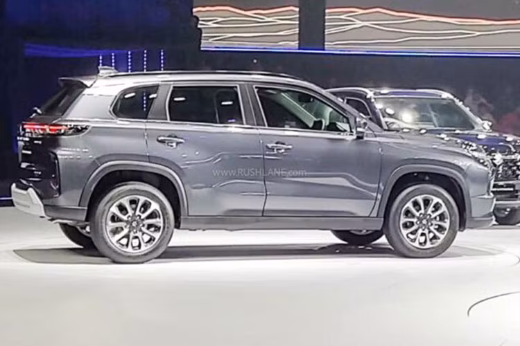 Sở hữu ngôn ngữ thiết kế mới, mẫu xe SUV Suzuki Grand Vitara 2022 mang diện mạo tương đồng với Across hay SX4 S-Cross ở nước ngoài. Xe sở hữu lưới tản nhiệt NEXWave màu đen, được bao quanh bằng viền màu tối và tích hợp logo của hãng. Tiếp đến là hệ thống đèn 2 tầng trên đầu xe với dải đèn LED định vị ban ngày 3 bóng phía trên và đèn pha vuông vắn bên dưới. 