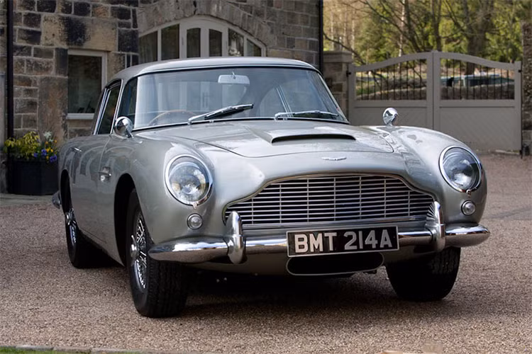 Aston Martin DB5 (1965) sử dụng động cơ dung tích 4-lít sản sinh công suất 285 mã lực, có thể tăng tốc 0-100 km/h trong 6,5 giây trước khi đạt vận tốc tối đa 145 km/h. Xe sẽ được trưng bày tại gian hàng Aston Martin của Bonhams vào tháng 6 trước khi xuất hiện tại cuộc đấu giá Goodwood tháng 7.